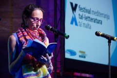 Nadia Mifsud. Awissu 2015, waqt il-Festival Mediterranju tal-Letteratura ta' Malta, taqra mit-tieni ġabra ta' poeżiji: Kantuniera 'l Bogħod. Ritratt ta' Virginia Monteforte.