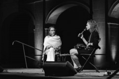 Nadia Mifsud. Awissu 2018, waqt il-Festival Mediterranju tal-Letteratura ta' Malta, ma' Aslı Erdoğan. Ritratt ta' Virginia Monteforte.