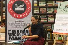 Nadia Mifsud. Jannar 2019, waqt qari fil-ħanut tal-kotba Kitab Khana, f'Mumbai.